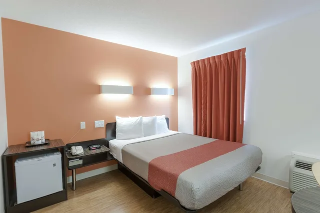 غرفة قياسية بسرير كوين لذوي الإعاقة، Motel6 Brandon, MB 5/8