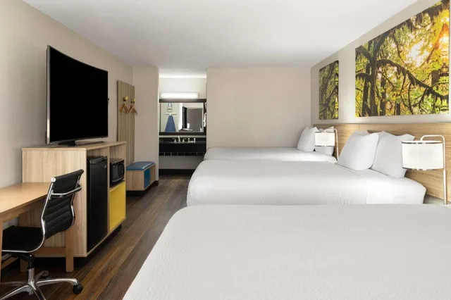Upstairs, 3 Queen Beds, No Elevator، Days Inn & Suites by Wyndham Byram 3/4