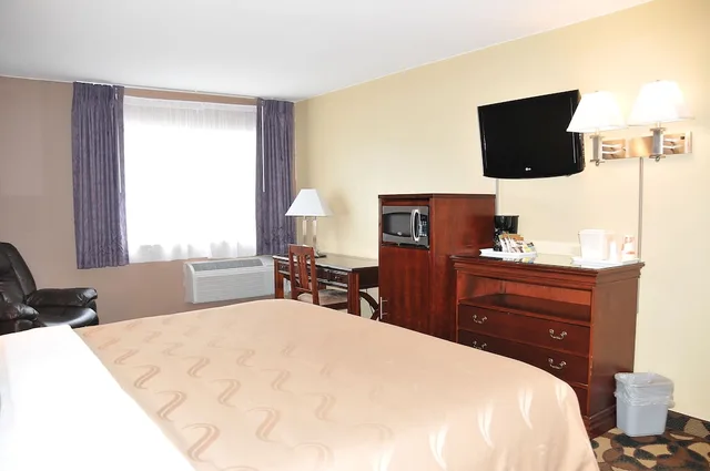 غرفة قياسية بسرير كينج، Quality Inn Paradise Creek 2/7