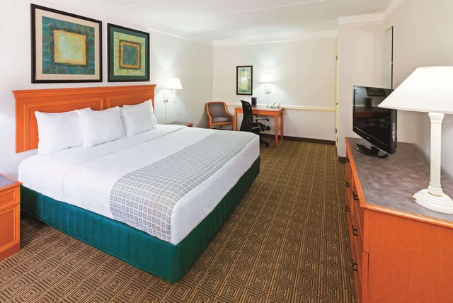غرفة بسرير كينج، Rodeway Inn College Station, TX 2/3