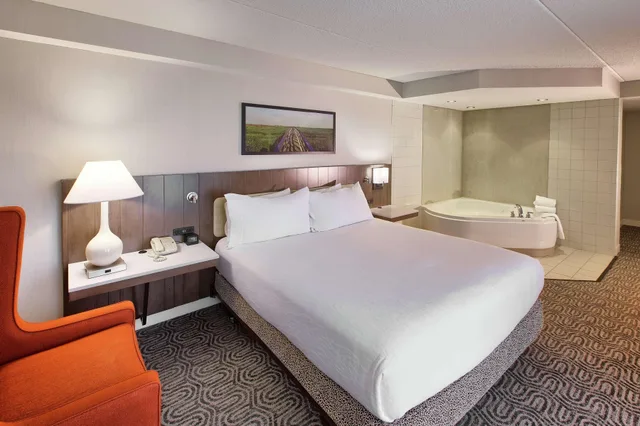غرفة بسرير مزدوج بشرفة، Hilton Garden Inn Kent Island Marina 1/3