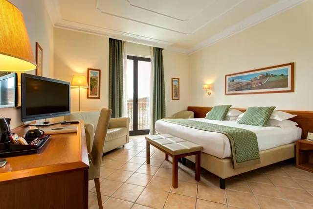 غرفة ثلاثية بسرير كوين مع أريكة، Hotel Athena Siena 1/10