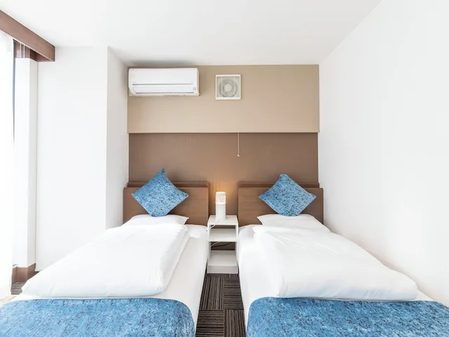 غرفة ثلاثية بسرير مزدوج وسريرين منفصلين في الطابق العلوي، Sakuragawa Riverside Hotel 6/10