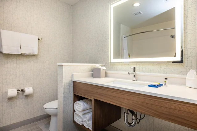 غرفة بسرير كينج وسريرين كوين لذوي الإعاقة، HOLIDAY INN EXPRESS AND SUITES SAN JOSE SILICON VALLEY 6/10