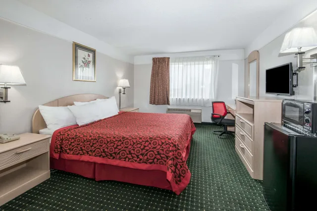غرفة قياسية بسريرين كوين، Days Inn by Wyndham Kansas City International Airport 1/6