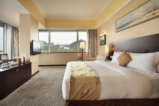 غرفة ديلوكس بسرير كينج بإطلالة على البحيرة، Lijiang Waterfall Hotel 1/2