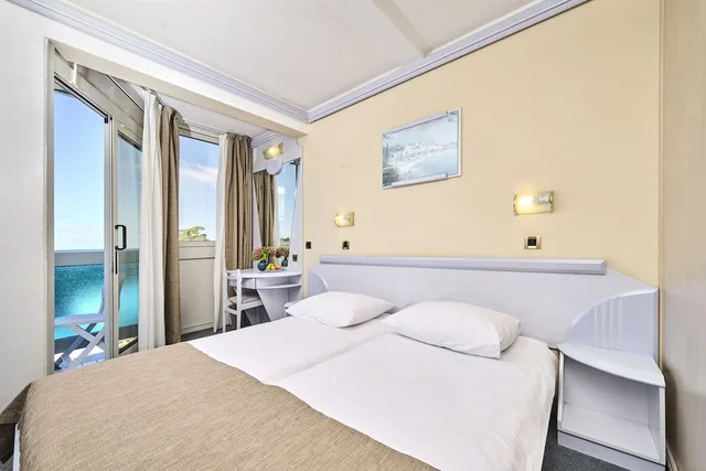 غرفة كلاسيكية بسرير مزدوج بإطلالة على البحر بشرفة، Hotel Plavi Plava Laguna 1/5