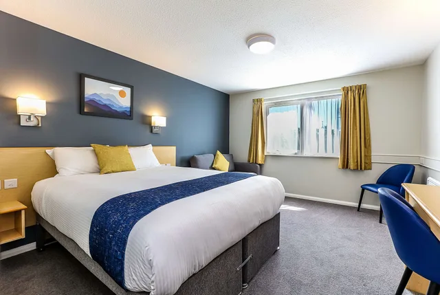 غرفة عائلية بسرير مزدوج مع أريكة، Days Inn by Wyndham Fleet M3 2/4