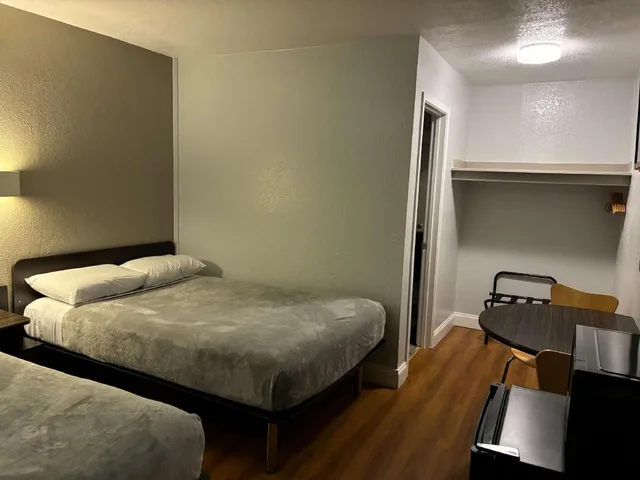2 Full Beds Smoking, Micfridge، Motel6 Pensacola, FL - West 5/9