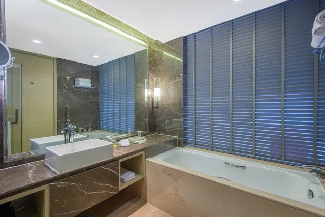 Club, HOLIDAY INN SHANGHAI SONGJIANG 3/3