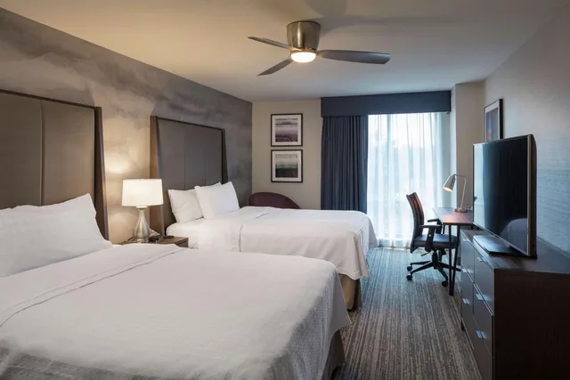 جناح بسريرين كوين بغرفة نوم واحدة مع أريكة، Homewood Suites By Hilton Needham Boston 1/2