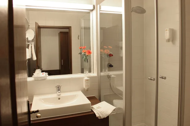 غرفة ثلاثية بسرير كينج مع أريكة، Lobinger Parkhotel 3/3
