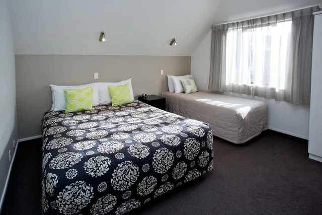1 Bedroom, Apartment, Double and Twin Beds, Large, Cable Court Motel 2/10