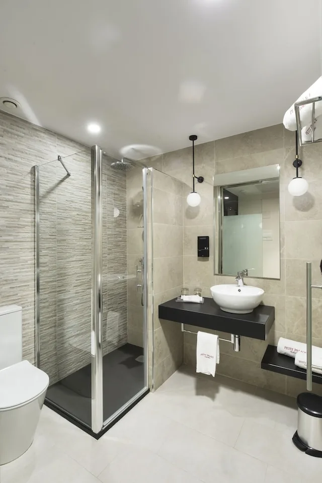 غرفة رباعية، Petit Palace Triball 4/4