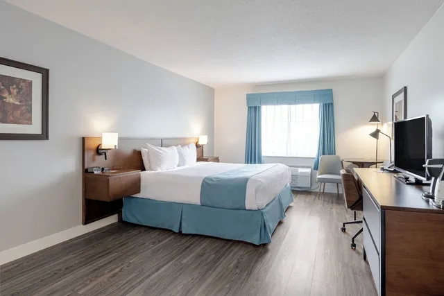 غرفة بسرير كينج يُسمح فيها بالحيوانات الأليفة، Ramada By Wyndham Surrey/Langley 4/9