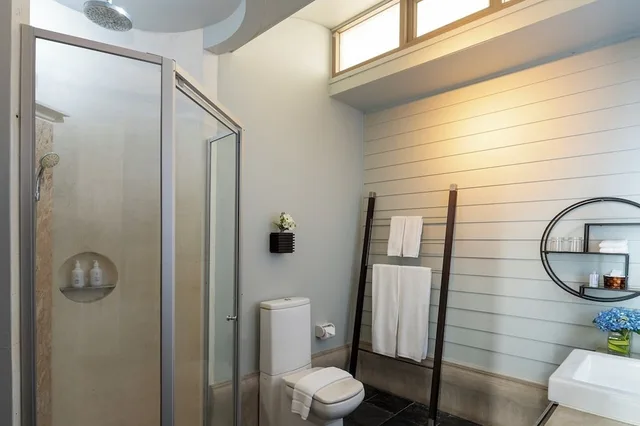 Deluxe, Twin Beds, Hot Tub, Springfield Village 3/3