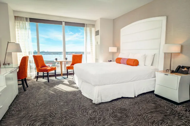 غرفة فاخرة بسرير كينج، Scarlet Pearl Casino Resort 3/10