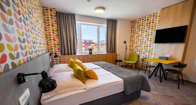 غرفة بسريرين منفصلين بمطبخ صغير، Urban Ring Hotel 1/10