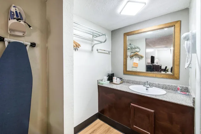 غرفة بسريرين كوين مع أريكة، Rodeway Inn St. Joseph MI 3/3