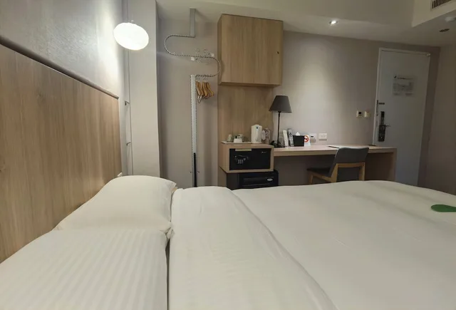 Superior, Double Bed, Forward Hotel Taipei 3/5