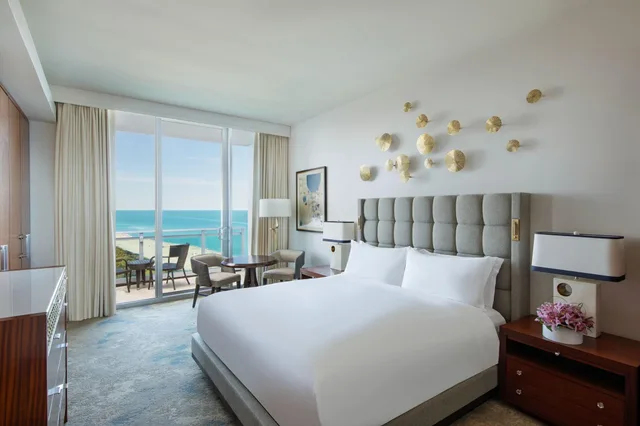 غرفة بسرير كينج بإطلالة على البحر، Ritz Carlton Bal Harbour 3/6