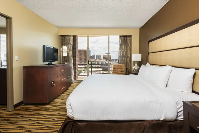 غرفة بسرير كينج بشرفة لذوي الإعاقة، DoubleTree Suites by Hilton Austin Downtown Capitol 4/8