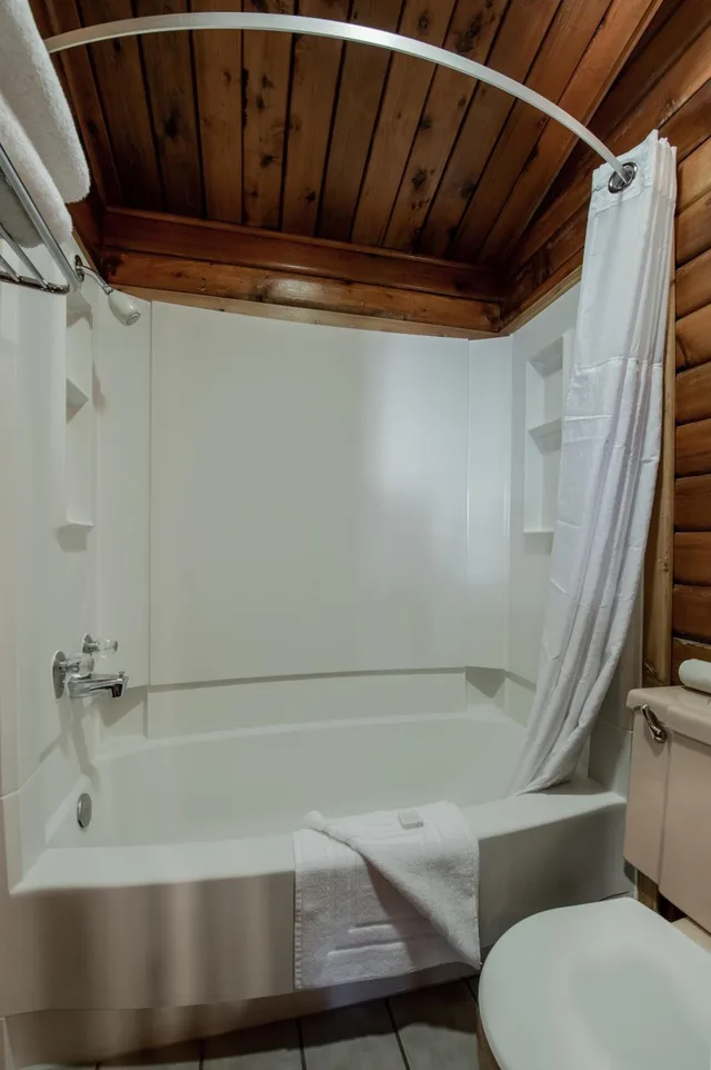 Deluxe, King Bed, Antler Inn 2/2
