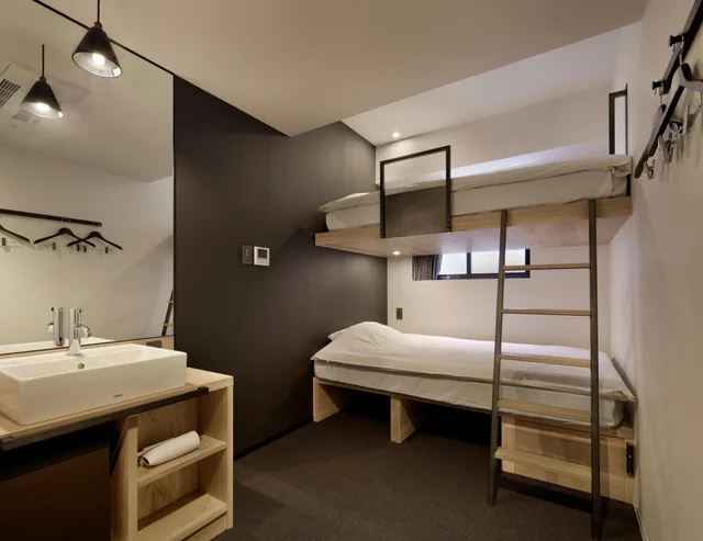 غرفة بسريرين منفصلين وسرير بطابقين بحمام خاص، Piece Hostel Sanjo 2/2
