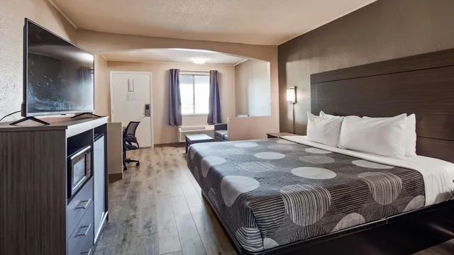 غرفة بسرير كينج مع أريكة، SureStay Hotel by Best Western Olathe 1/6