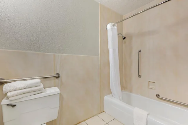 Room, King Bed, Bathtub, Exterior Entrance, Accessible، Quality Inn & Suites Santee I-95 8/8