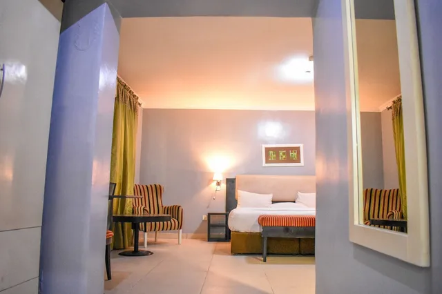 Royal, Suite, King Bed, Emerald Cove 2/7