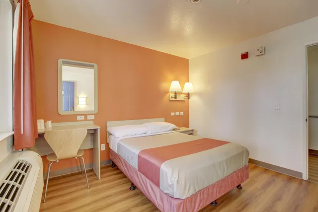 غرفة مفردة بسرير مزدوج لذوي الإعاقة، Motel6 Westminster, CA - North 4/10
