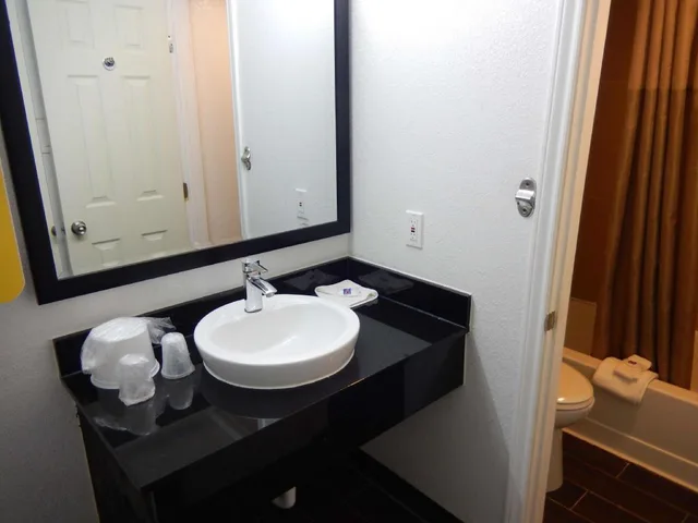 غرفة بسريرين كوين لغير المدخنين بمطبخ، Motel6 Portland, TX 4/5
