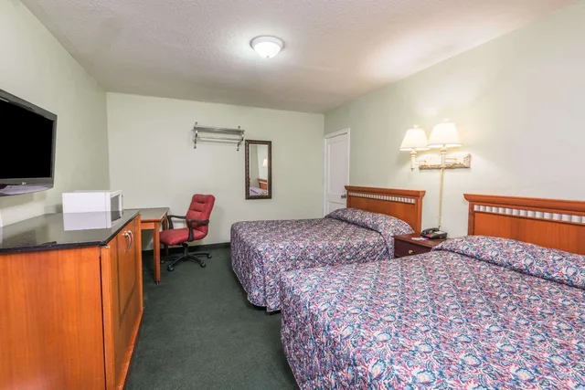 غرفة بسريرين مزدوجين، Knights Inn Bracebridge 1/2