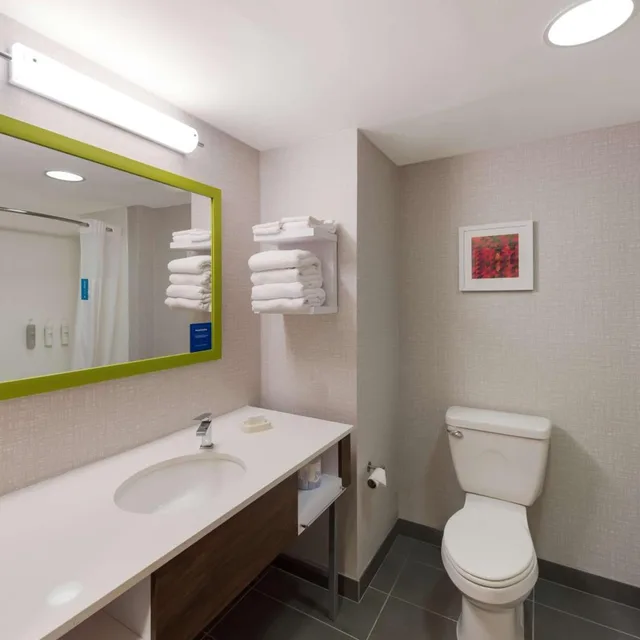 Room, King Bed, 2 Queen Beds, Hampton Inn Nanuet 5/6
