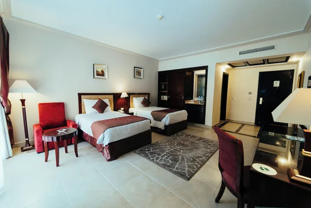 غرفة تنفيذية بسرير كينج بإطلالة على البحر، Rehana Royal Beach Resort and Spa 1/3