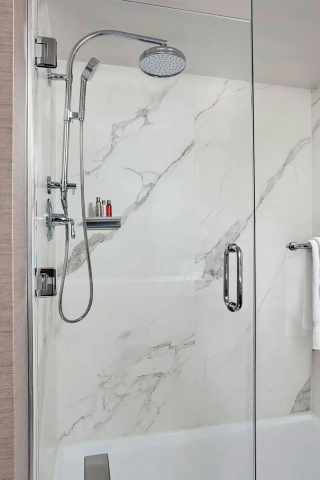 Room, King or Queen Bed, Concierge Level، Charlotte Marriott SouthPark 3/5
