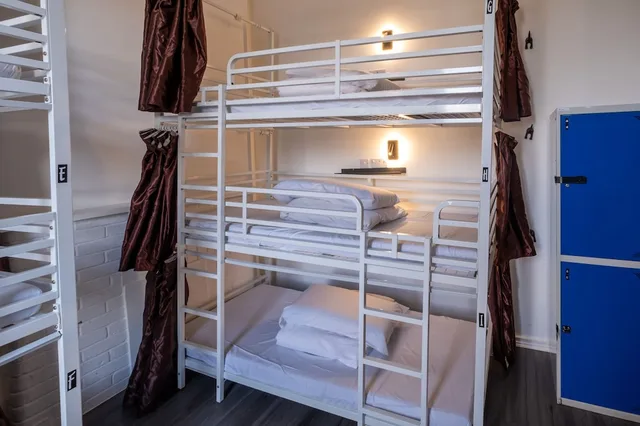 سكن مشترك مختلط، Book a Bed Hostels (ex. Venture Hostel) 2/2