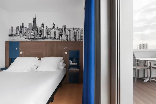 غرفة بسريرين منفصلين بإطلالة على البحر بشرفة، Eurostars Blue Coruna 6/10