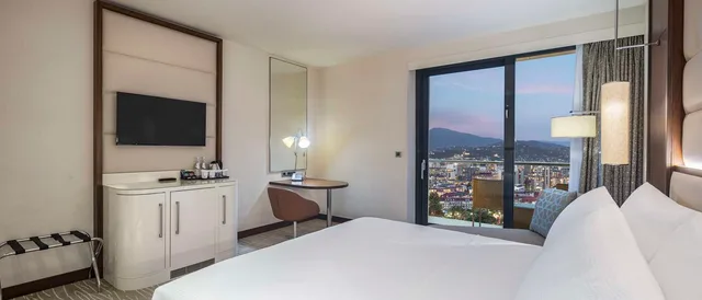 غرفة تنفيذية بسرير كينج مع دخول الصالة، Hilton Batumi 1/6