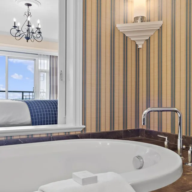 Guest Room, King Bed, Ocean View, Pool Access، Oak Bay Beach Hotel 6/6