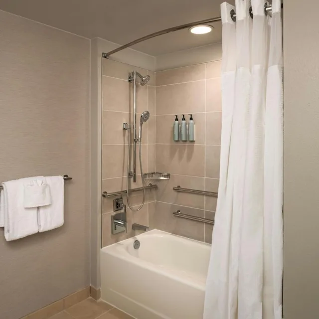 غرفة مفردة بحوض استحمام لذوي الإعاقة، Courtyard by Marriott St. Petersburg Downtown 5/6