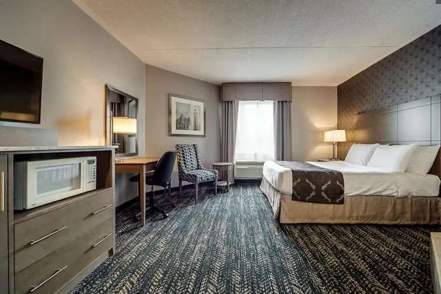 جناح بسرير كينج وسرير كوين بحوض جاكوزي، Monte Carlo Inn Brampton Suites 7/10