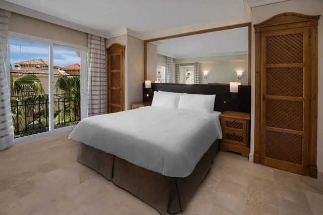 شقة بسرير كينج بشرفة بغرفة نوم واحدة مع أريكة، MARRIOTTS MARBELLA BEACH RESORT 1/7