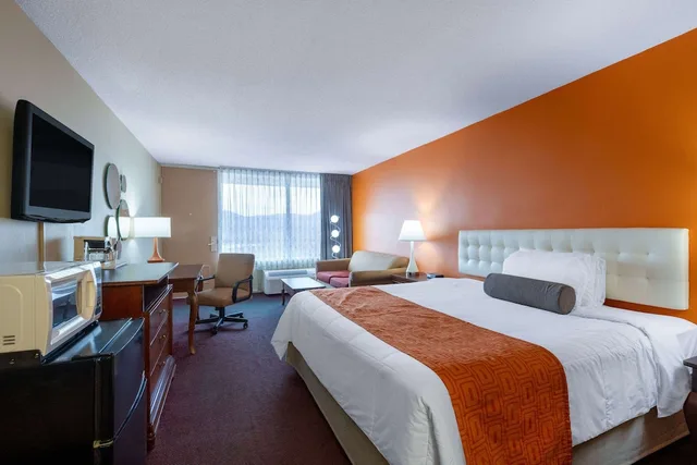 Upgrade, Standard, King Bed، Howard Johnson by Wyndham Salem Hotel & Conference Center 1/4