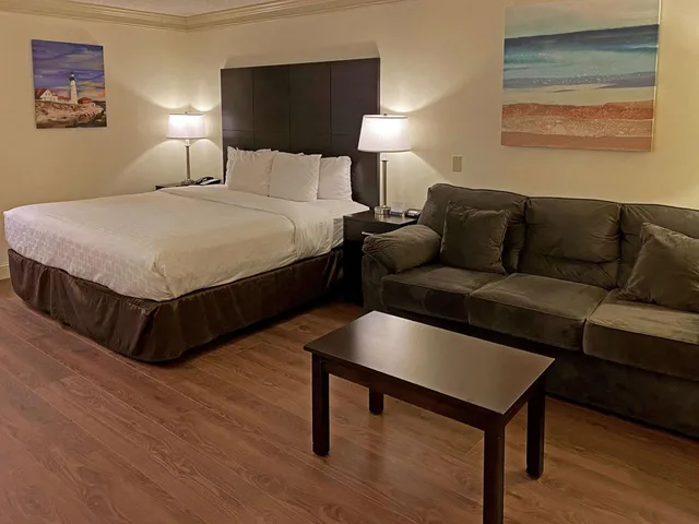 غرفة بسرير كينج مع أريكة، Clarion Hotel & Conference Center Toms River 2/6