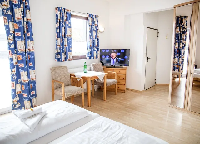 غرفة بسرير كينج بشرفة، Hotel Tum Stuurmann 2/3