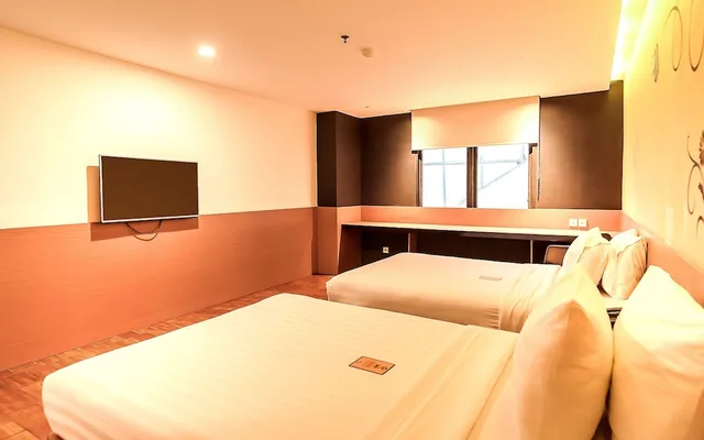 Superior, Twin Beds, Yellow Bee Hotel 2/6