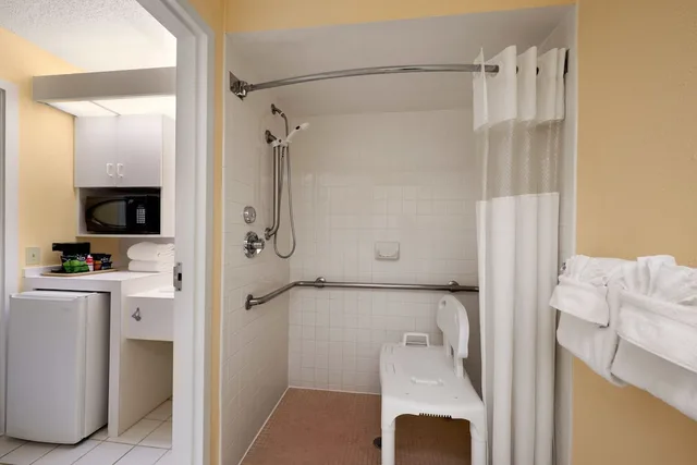 Deluxe 2 Queens Tower Room، Ramada by Wyndham Kissimmee Gateway 3/6