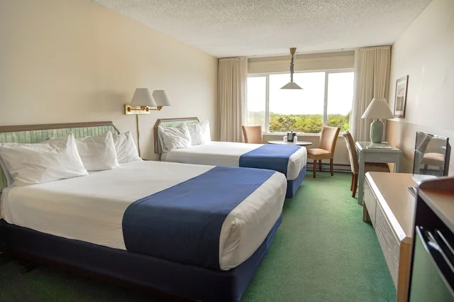 غرفة قياسية بسريرين كوين بإطلالة جزئية على البحر، Chateau Westport Resort, Trademark Collection by Wyndham 4/5